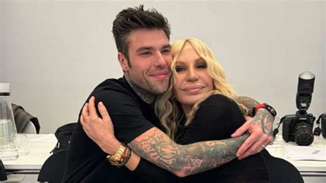 fedez versace|Fedez dribbla i cronisti alla sfilata di Donatella Versace: “Non .